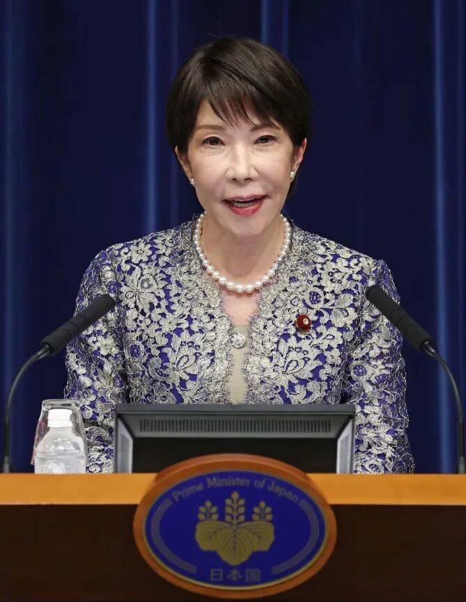 日本网友说,高市首相的这件靓装有点中国风。