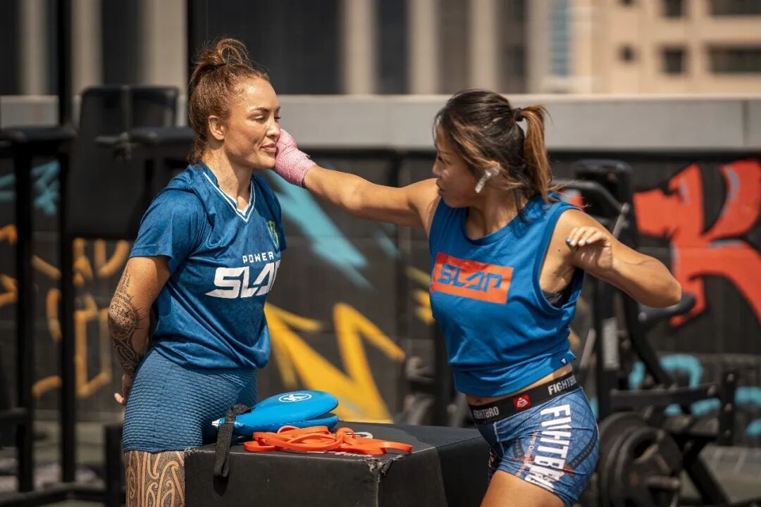 丁苗赛前进行扇耳光训练 图/受访人提供