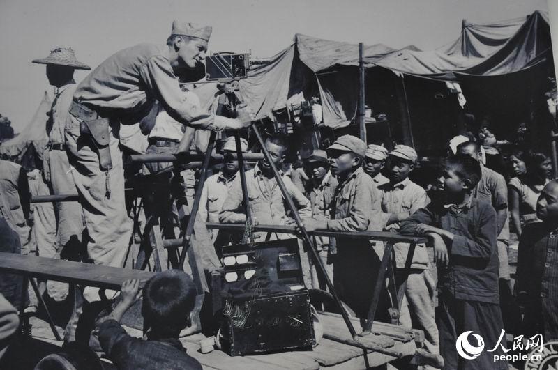 1944年9月30日，一位美国人在拍摄一部电影，数计千计中国人为逃避日本军队撤离柳州。