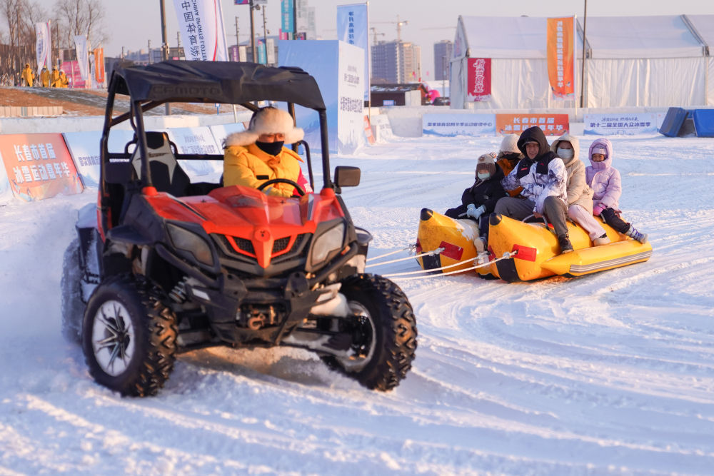 2026年1月5日，游客在长春市肆季南河岸线公园体验“雪地香蕉船”游乐项目。新华社记者 许畅 摄