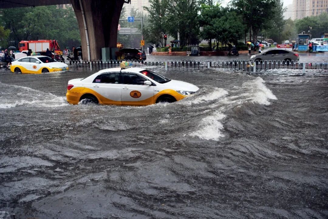 7月13日,辽宁沈阳市,车辆在积水中前行。图/中新