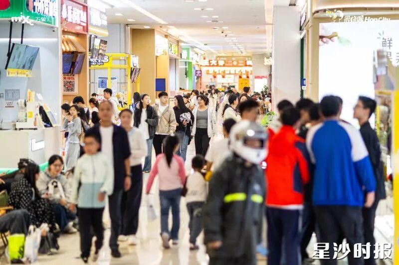 商场人流如织,消费火旺。