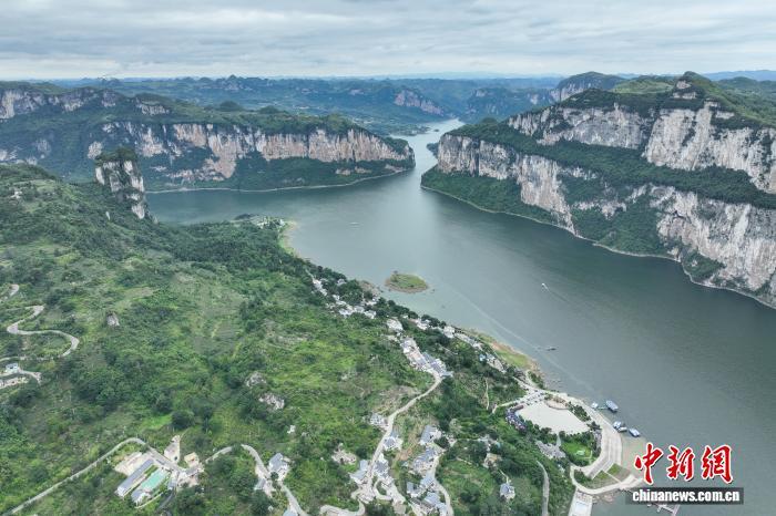 资料图：航拍贵州乌江源百里画廊。　中新网记者瞿宏伦 摄
