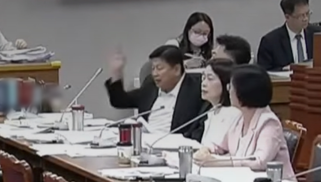 台立法机构7月29日协商台当局总预算案，过程中蓝绿民代爆发口角冲突。图源：台媒报道视频截图