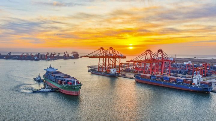 2026年1月19日，一艘货轮在拖船的协助下驶入河北省唐山港京唐港区集装箱码头（无人机照片）。新华社发（刘满仓 摄）