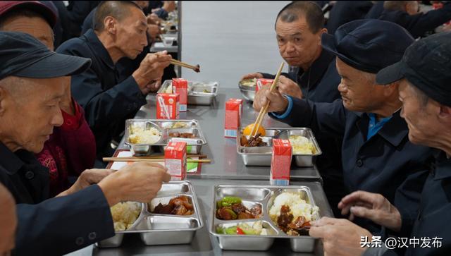 ▲ 在宁强县中心敬老院，老人们正在用餐。记者 冯路 摄
