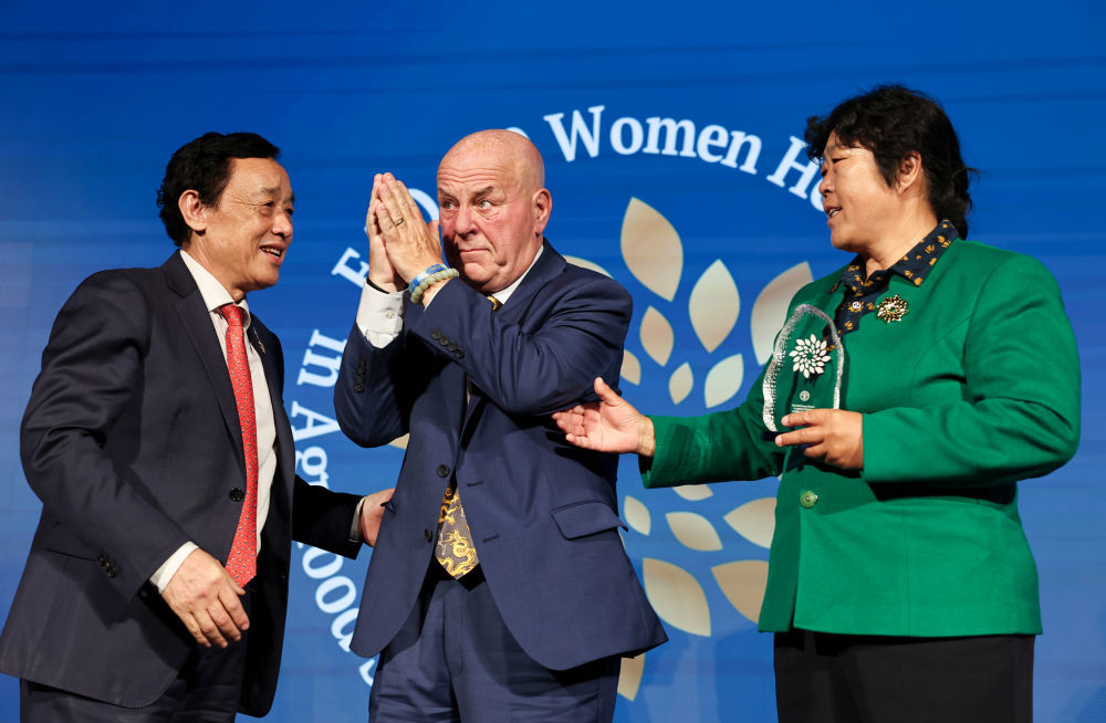 10月15日，赛考斯（中）在意大利罗马举行的颁奖仪式上向观众致意。（新华社记者李京摄）