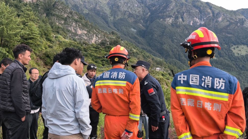 8月27日,前往灾害核心区的搜救突击队,等待出发。(受访者供图)