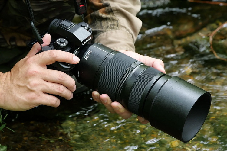 panasonic-lumix-100-500mm-lifestyle.jpg