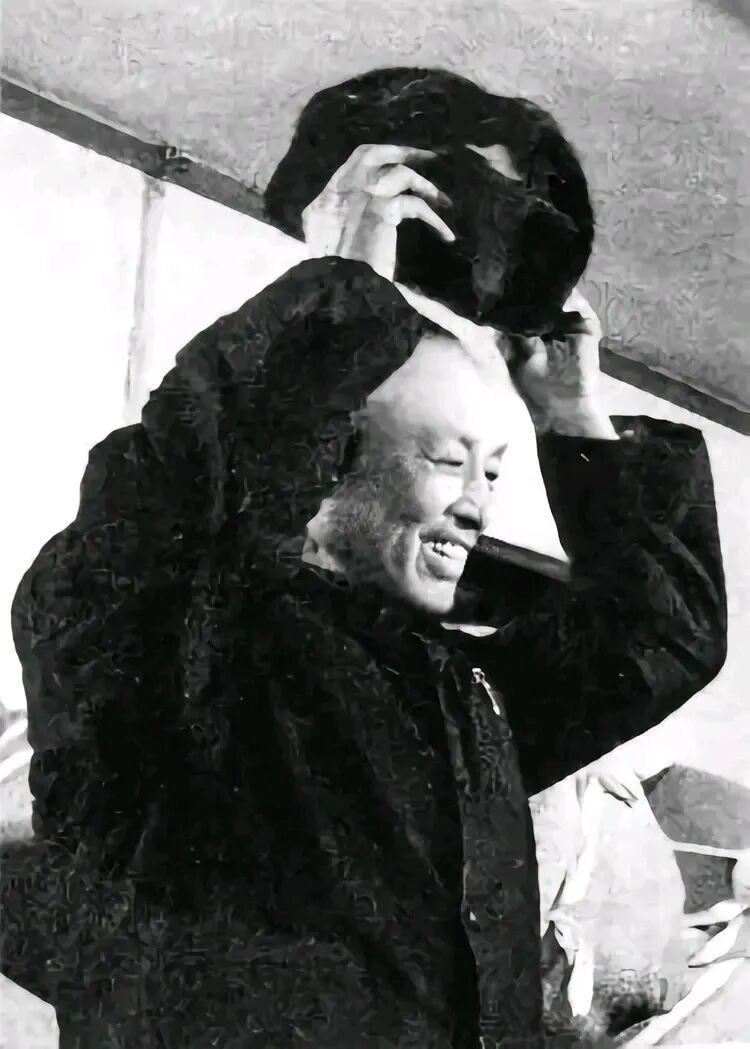 周养浩1975年3月最后一批战犯特赦释放现场拍摄。