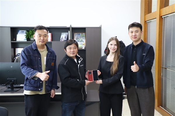 荣耀亲自送机！张雪换上Magic V6折叠屏 关海涛：以后不用担心碎屏了