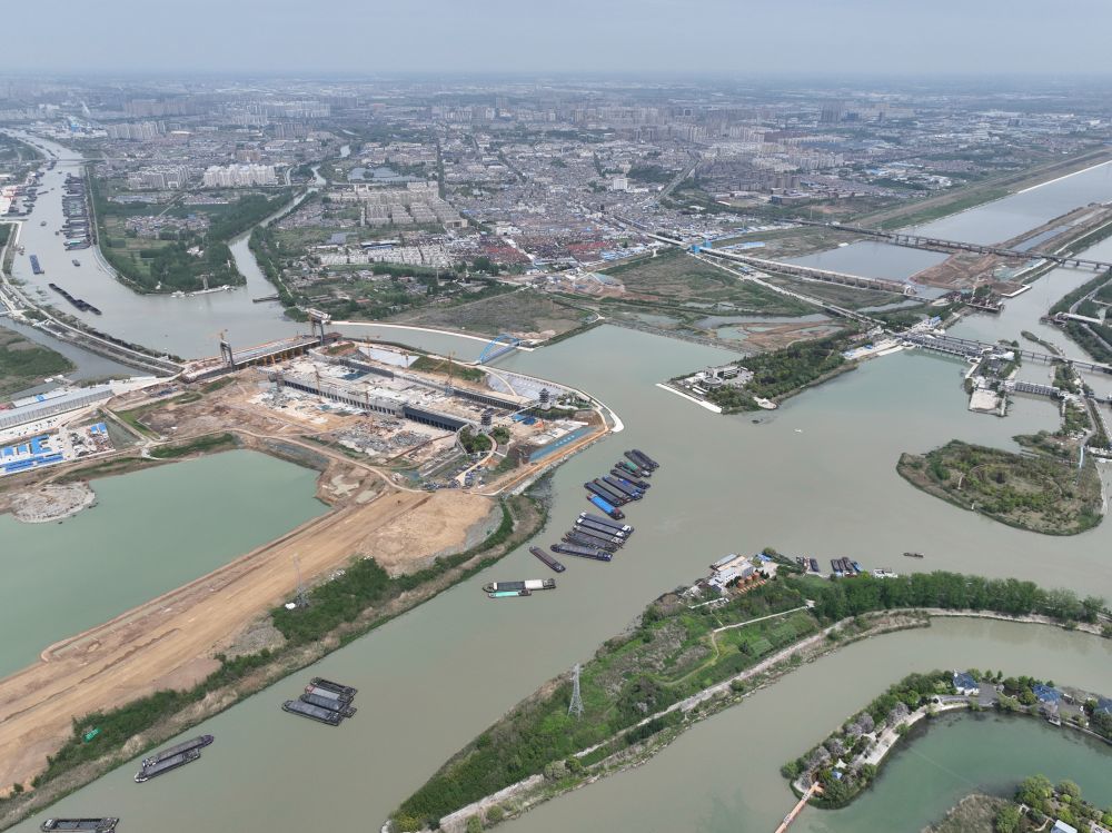 在江苏省淮安市境内的淮河入海水道二期淮安枢纽工程建设现场（无人机照片）。新华社发（嵇子鉴 摄）