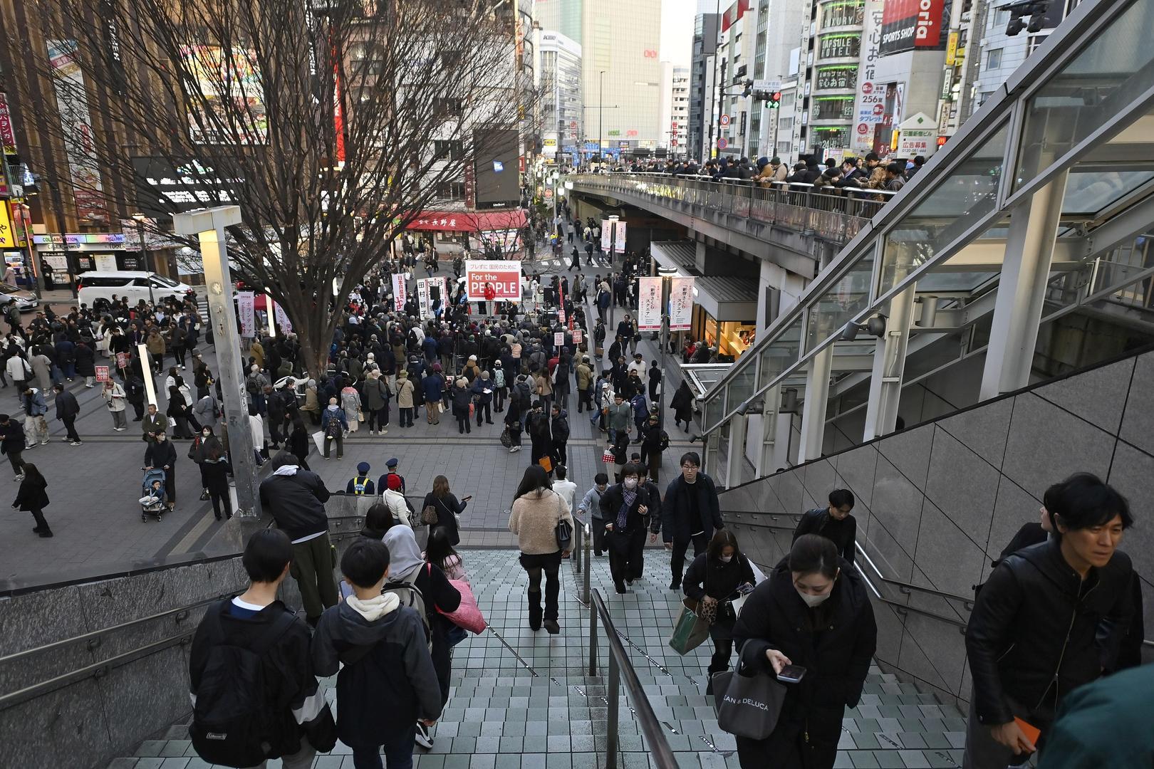 ▲当地时间2026年1月18日,日本东京,人们走在新宿车站东南口广场街头