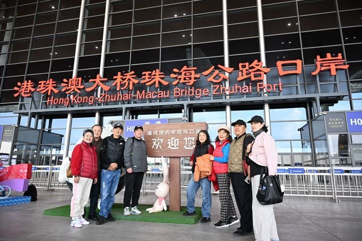 2026年1月6日，旅客在港珠澳大桥珠海公路口岸合影留念。新华社记者 邓华 摄