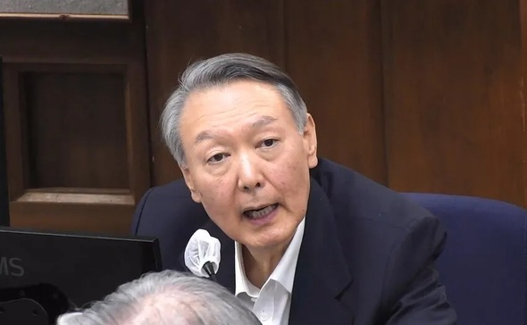 ◆2026年1月13日,在首尔中央地方法院,前总统尹锡悦出席涉嫌带头发动内乱案的一审结案庭审。图为尹锡悦作最后陈述。(来源:首尔中央地方法院)