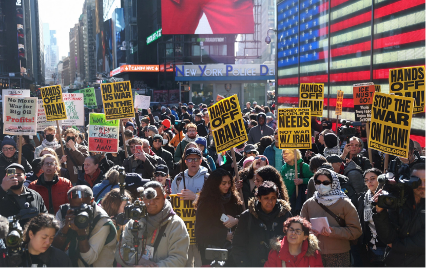 美国多地爆发示威,抗议对伊朗发动军事打击。