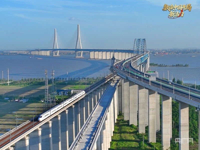 一列动车组列车从沪苏通长江公铁大桥上驶过（央广网发 许丛军 摄）