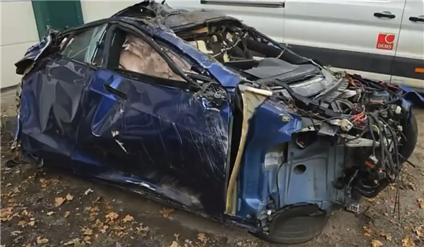 一辆特斯拉Model S Plaid时速285km发生车祸:车内人员幸存