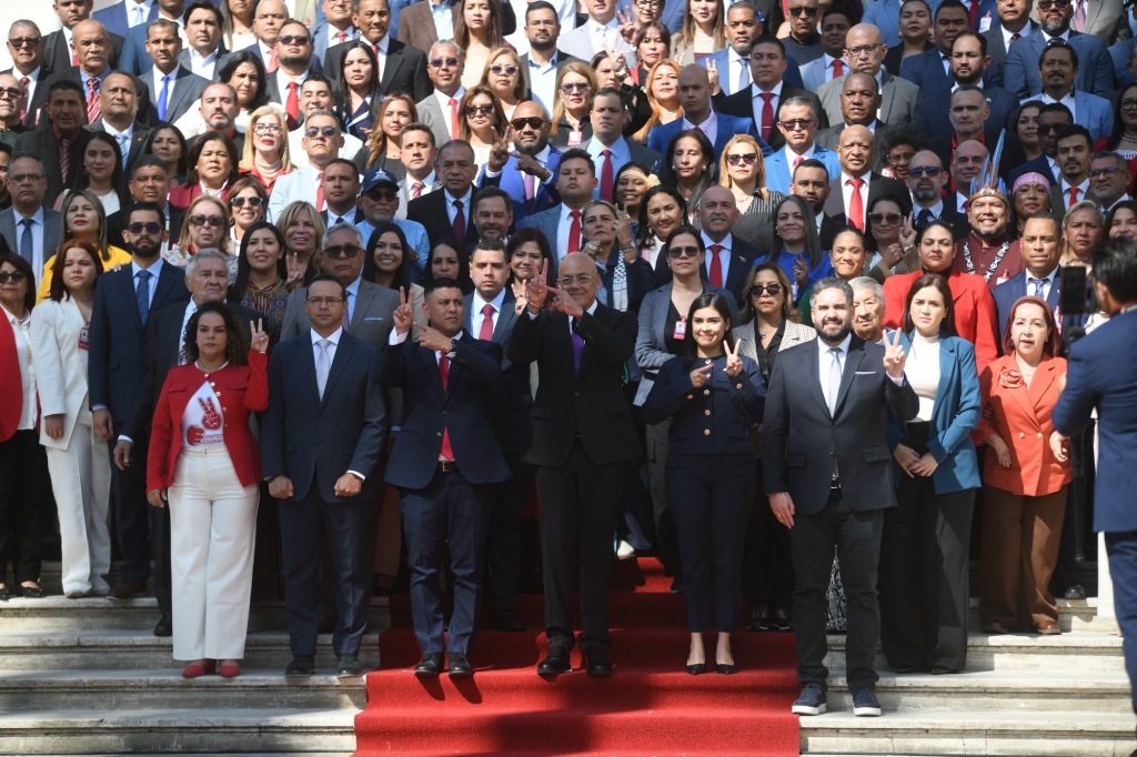 1月5日,在委内瑞拉加拉加斯,委内瑞拉全国代表大会主席豪尔赫·罗德里格斯(中)与议员们合影。新华社 图