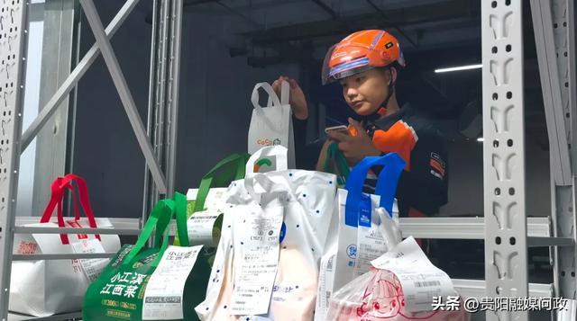 外卖骑手检查食品包装上的封签是否完好