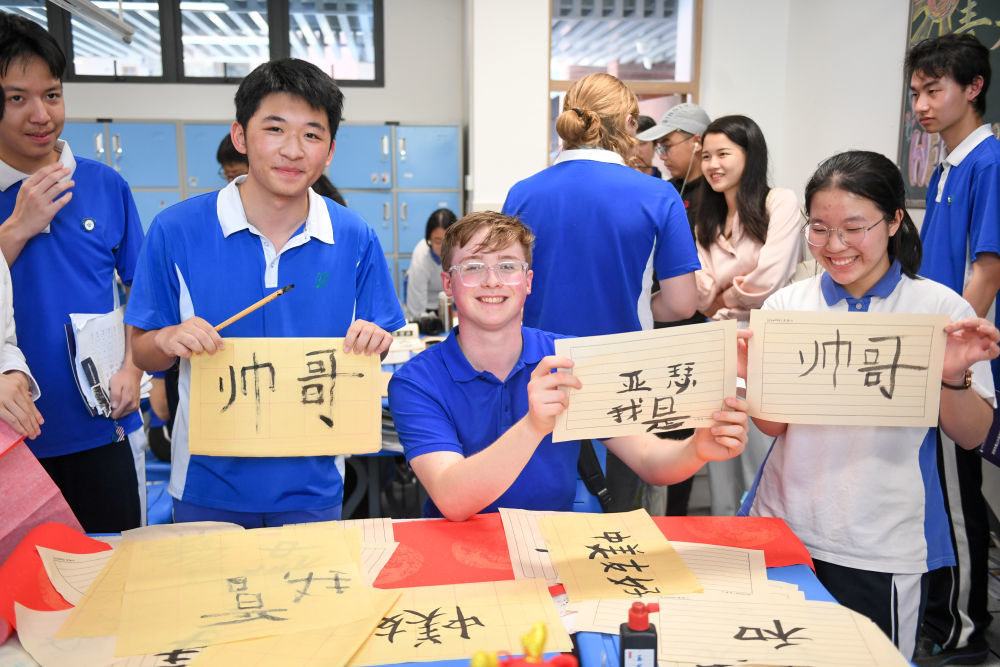 2024年3月25日，美国华盛顿州中学生代表团走进深圳南山外国语学校（集团）高级中学体验中国校园生活。