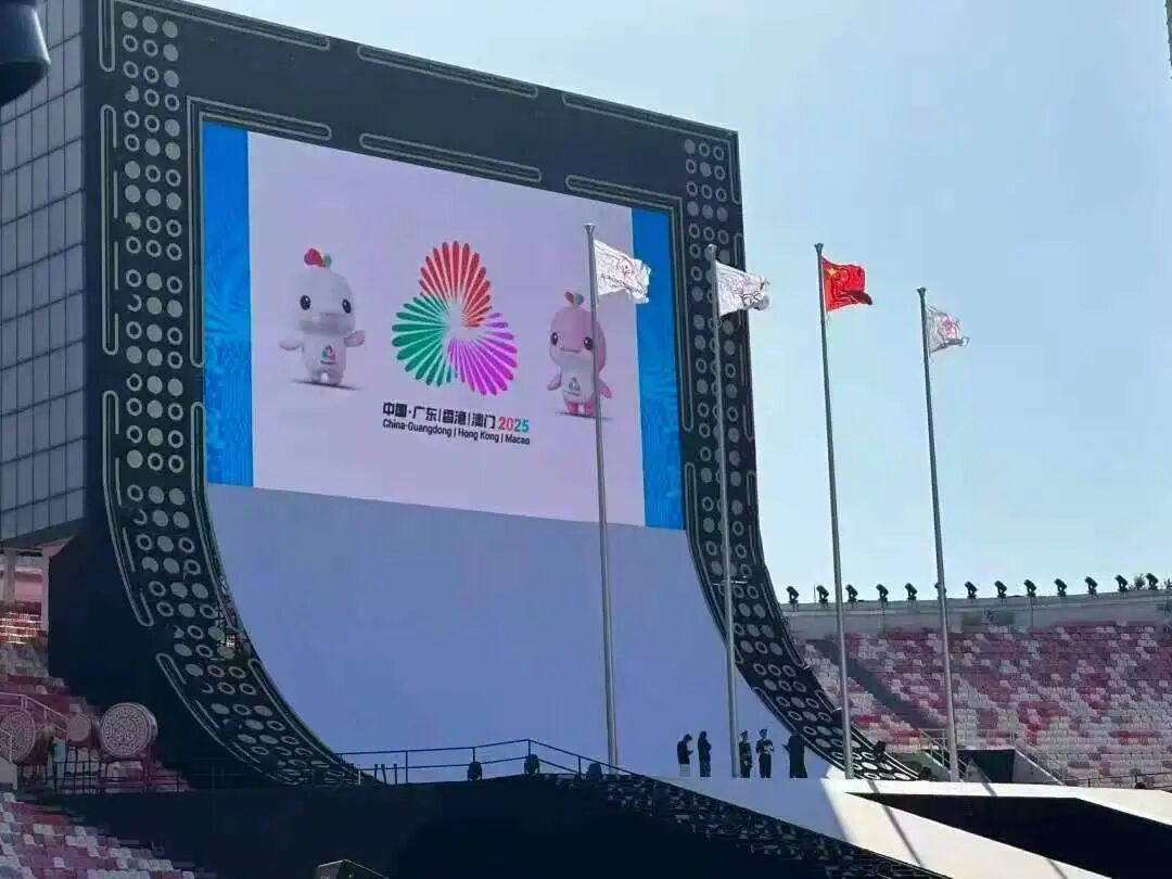 舞台两侧以盲文为灵感的装饰。受访者供图