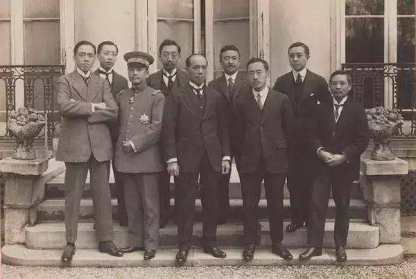 1918年底，梁启超自筹经费带蒋百里、丁文江（后排左二）等人赴欧洲考察合影