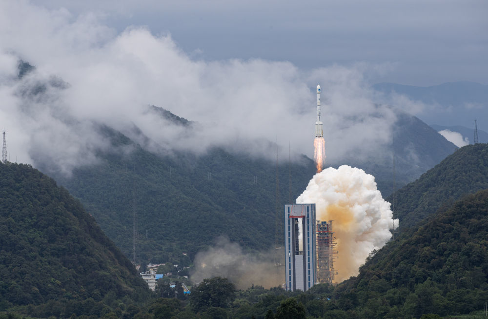2020年6月23日,我国北斗三号全球卫星导航系统最后一颗组网卫星在西昌卫星发射中心点火升空。新华社记者 江宏景 摄