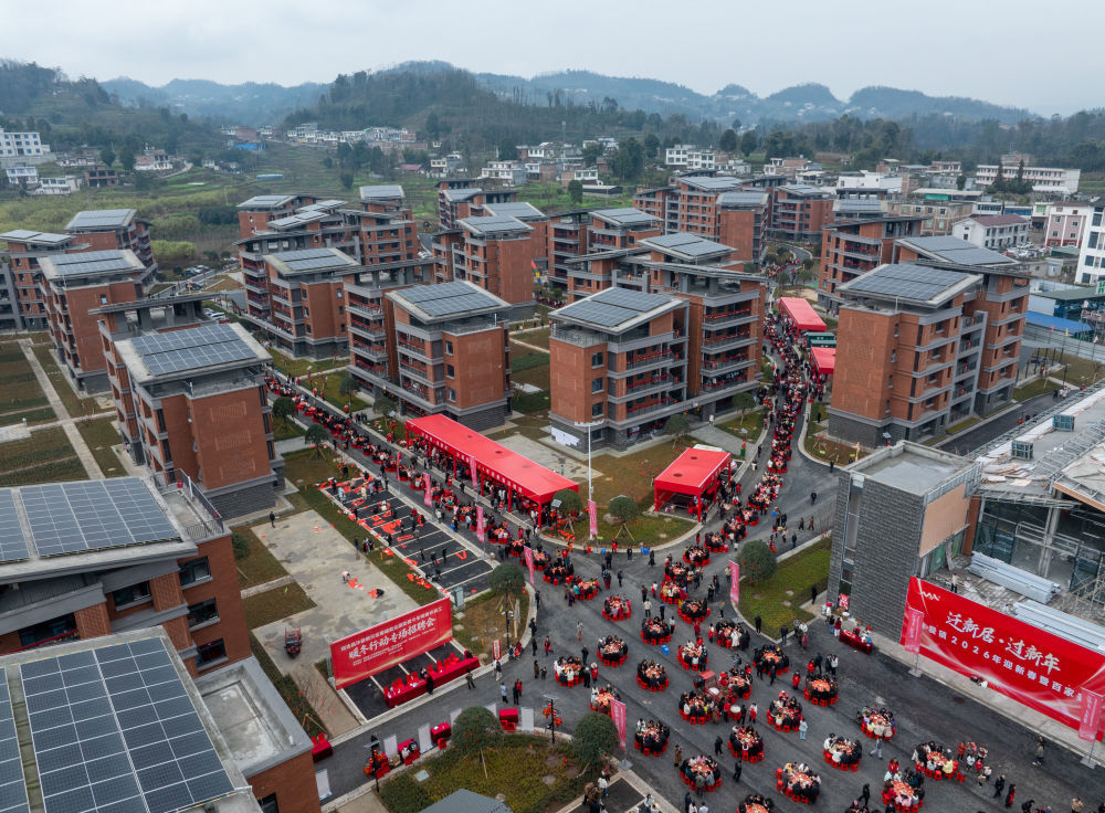 1月31日，在四川宜宾筠连县沐爱镇金坪村避险搬迁安置小区，受灾群众办百家宴迎新年（无人机照片）。新华社记者 江宏景 摄