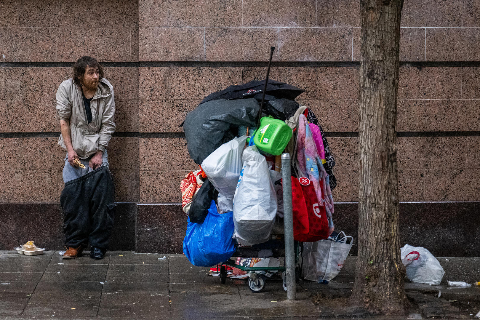 美国街头的无家可归者 图据视觉中国