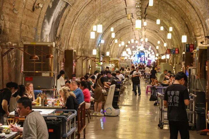 7月10日，在重庆市两江新区地下之城火锅店，游客在防空洞内吃火锅。新华社记者 黄伟 摄