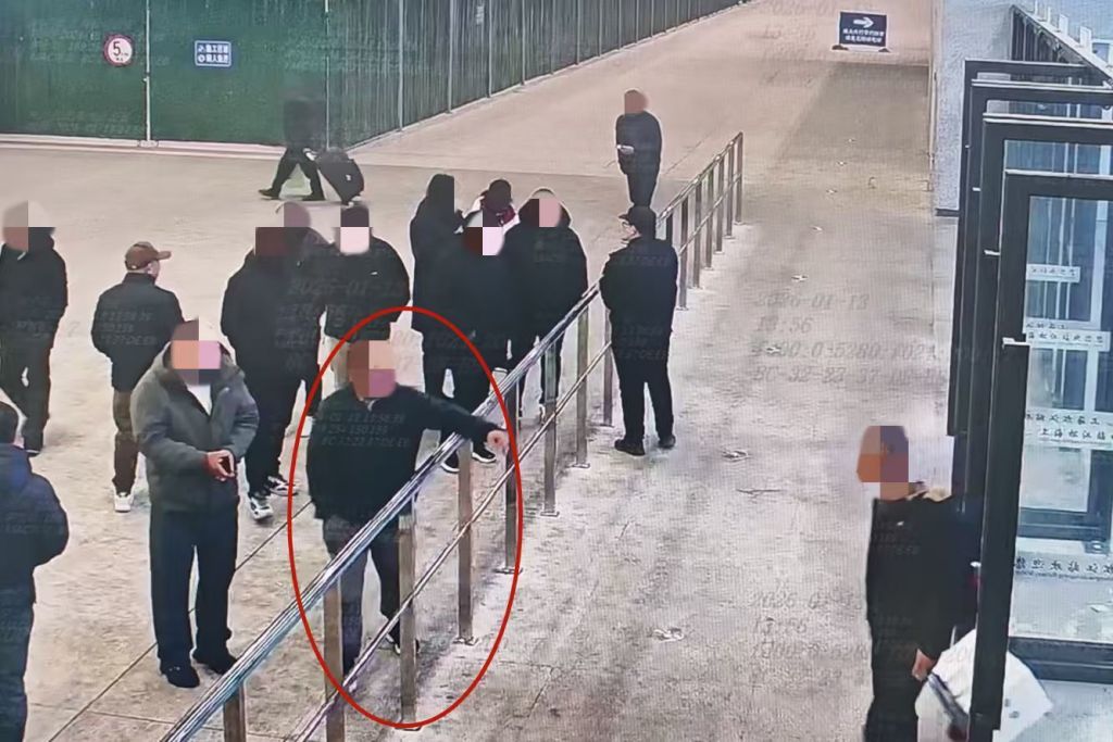 上海松江站,“黑车”司机在出站口揽客。