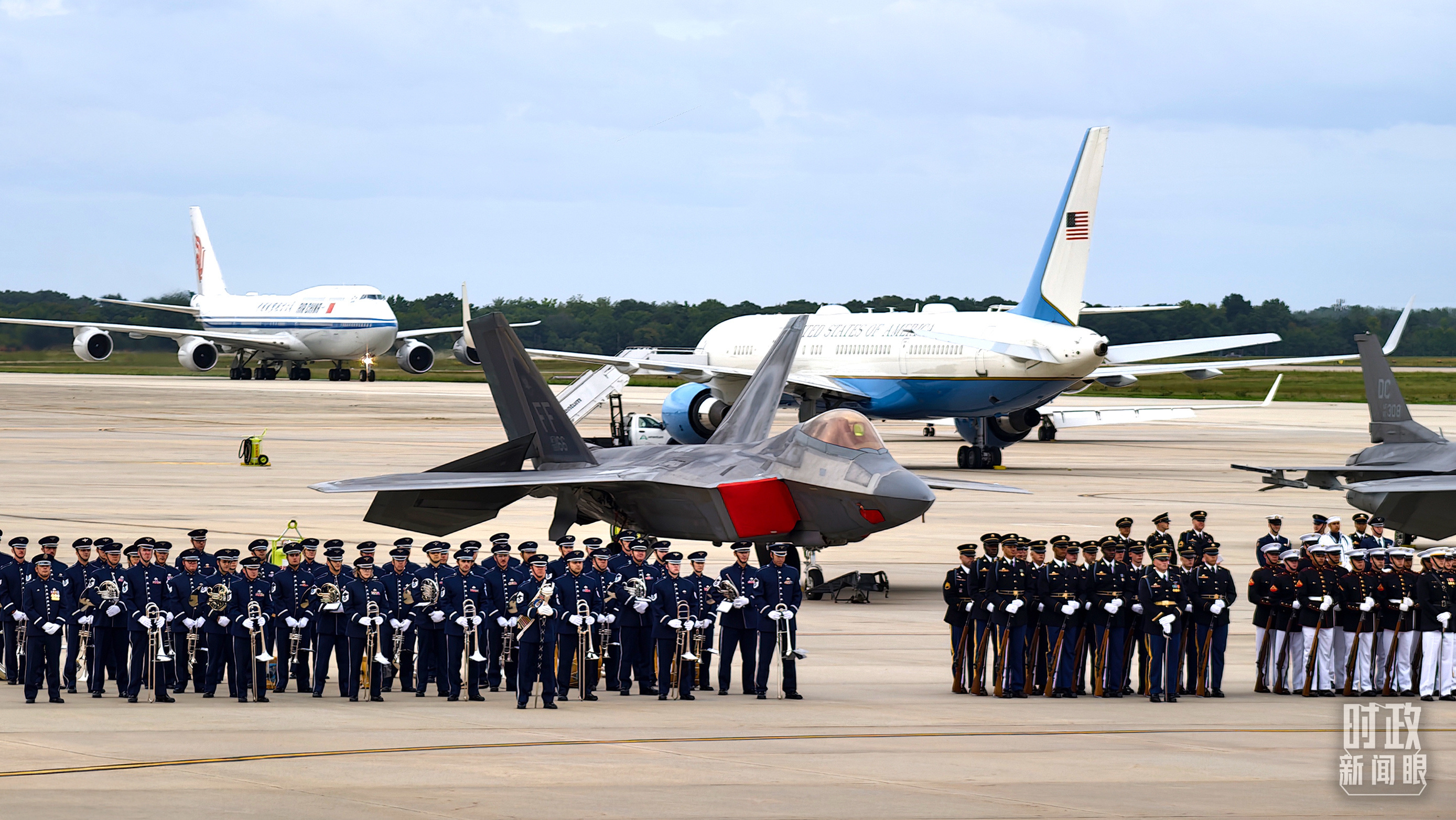 △习近平主席乘坐的专机抵达华盛顿安德鲁斯空军基地。(总台央视记者程铖拍摄)