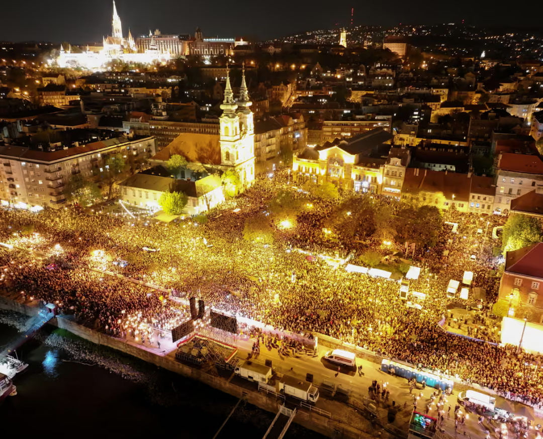 ·当地时间4月12日深夜,毛焦尔的支持者聚集在布达佩斯街头。(路透社)