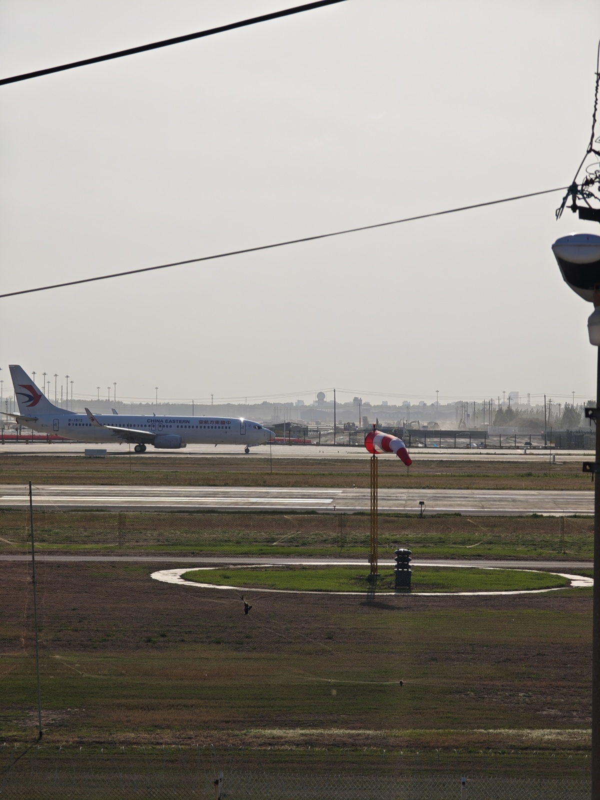 从十西村村民家眺望机场（极目新闻记者拍摄）