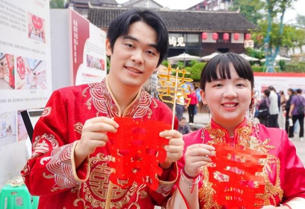 新人们参与婚俗活动。重庆市民政局供图