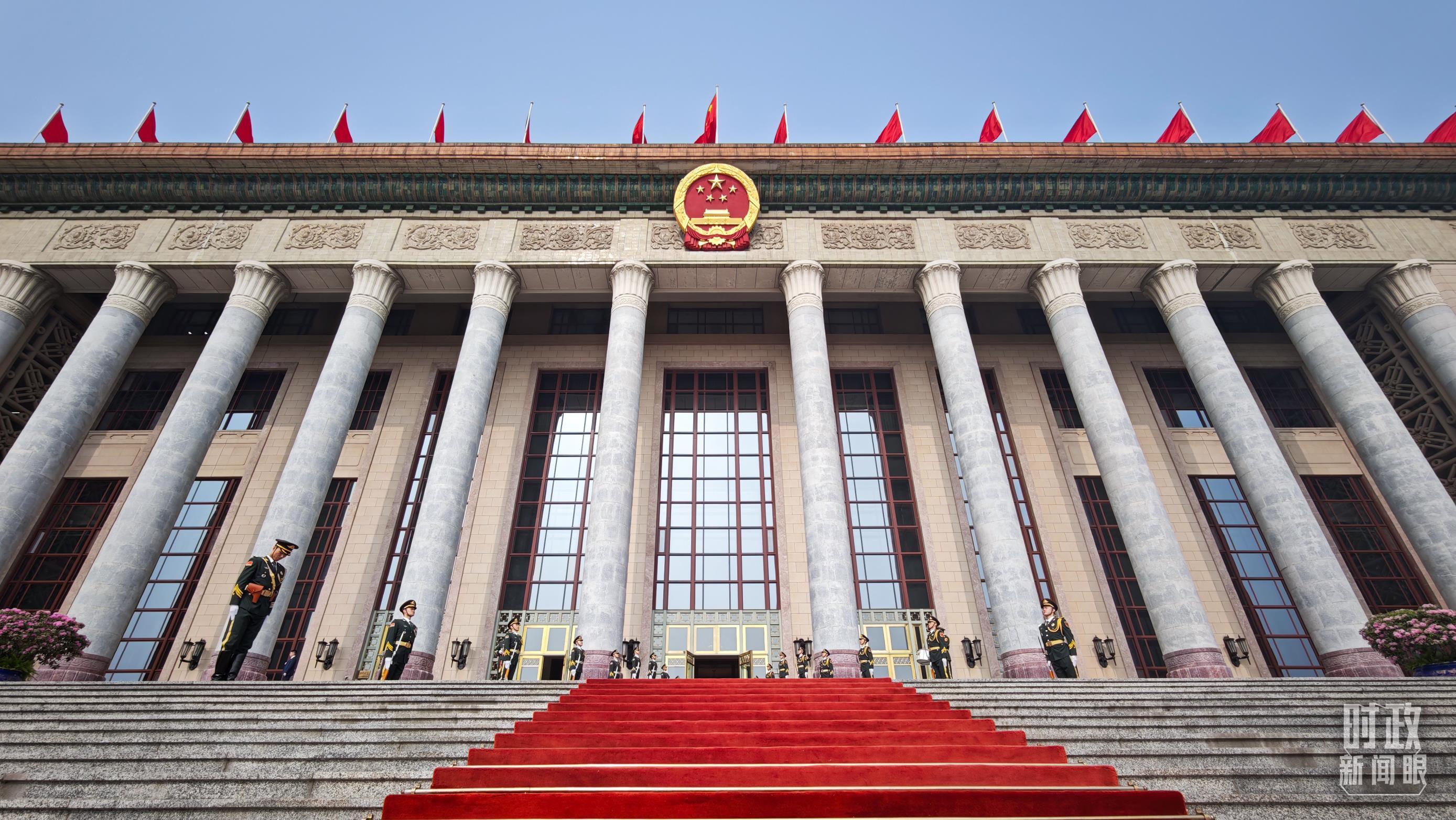 △5月14日上午,人民大会堂东门台阶上铺设的红毯。(总台央视记者许永松拍摄)