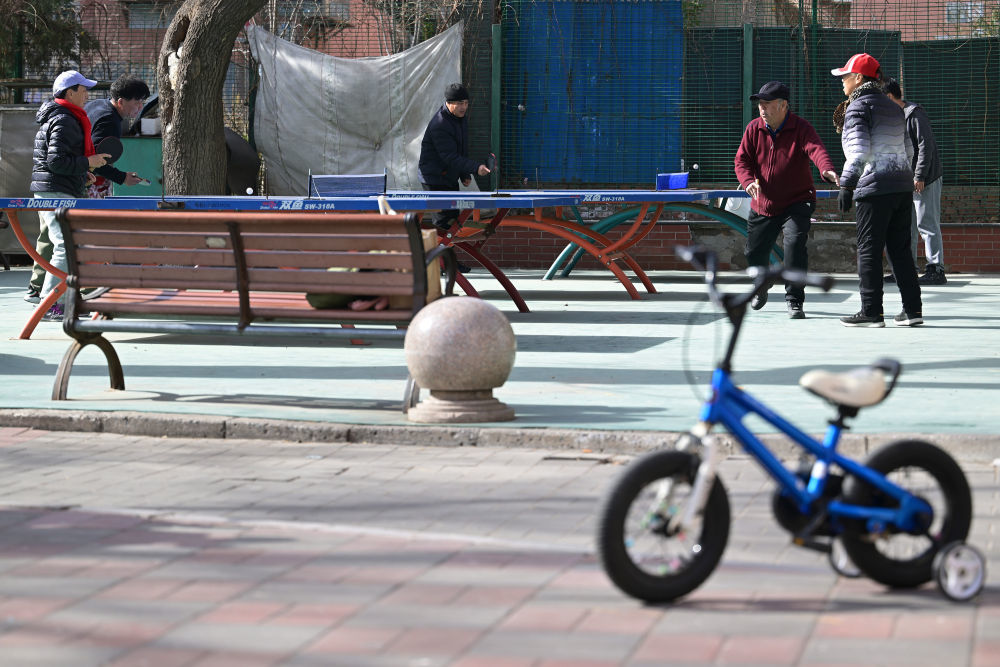 社区内，利用楼群间空地设置的乒乓球台等健身设施为附近的老年居民提供了便捷的健身场所（2月10日摄）。