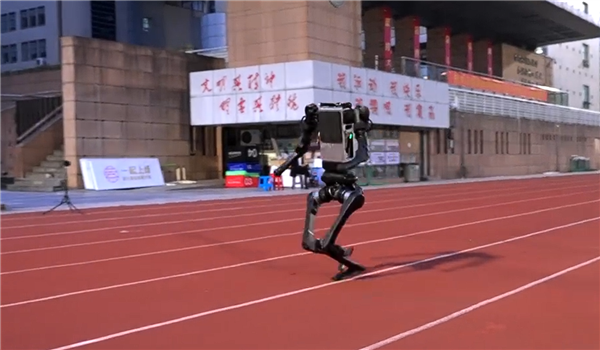 宇树机器人狂飙10m/s 逼近博尔特 世界纪录背后网友关注点跑偏