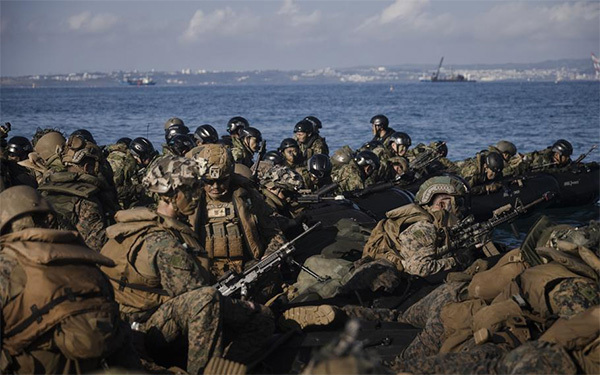 资料图:2025年3月1日,美国海军陆战队和日本陆上自卫队在冲绳金蓝海滩进行两栖登陆训练 美国海军陆战队
