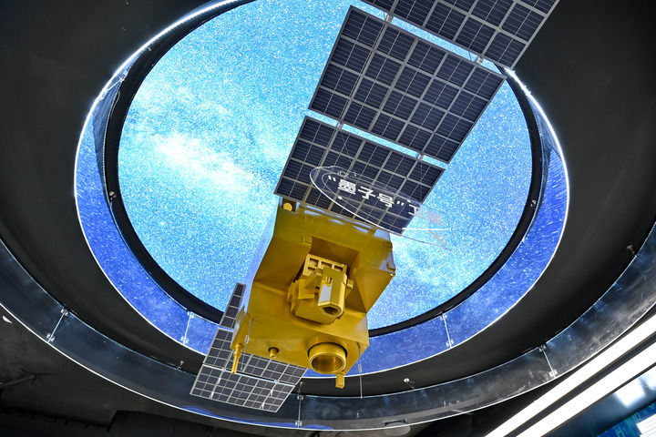 这是2025年7月1日在位于安徽省合肥市的中电信量子信息科技集团有限公司科技体验馆内拍摄的“墨子号”量子卫星模型。新华社记者 张铖 摄