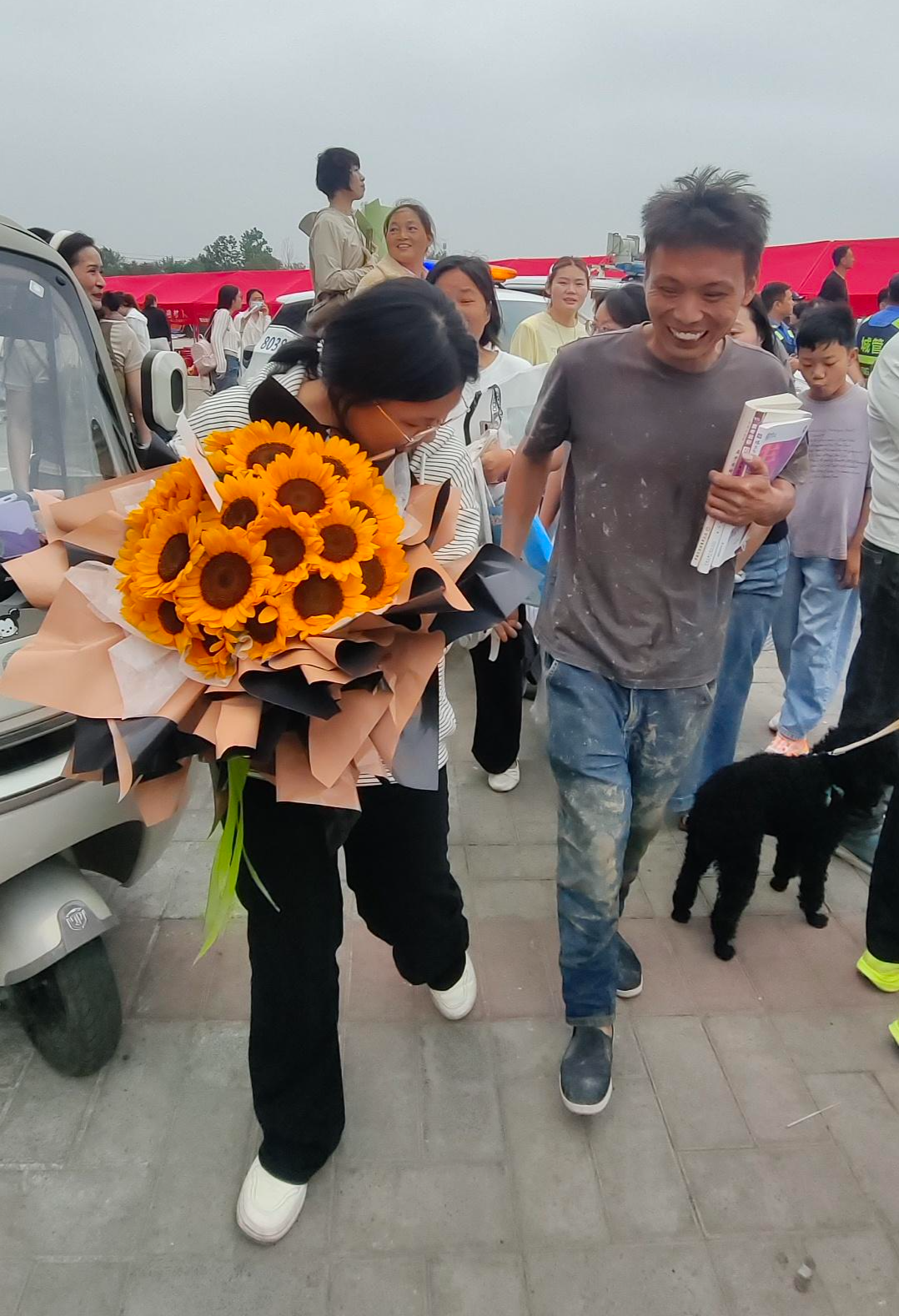 ▲“泥水爸爸”李先岗接到走出考点的女儿 视频截图
