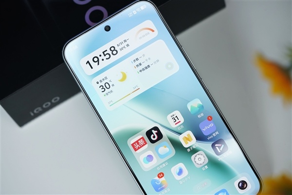 iQOO首款万毫安时手机！Z11S图赏