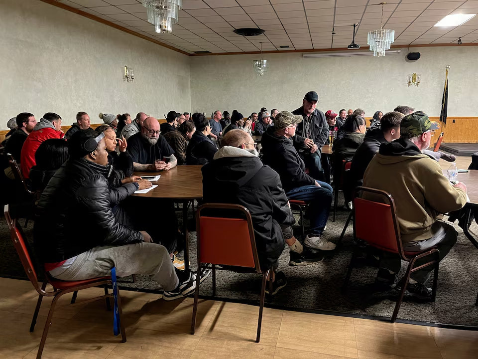 工厂工人正听取遣散方案简报 路透社