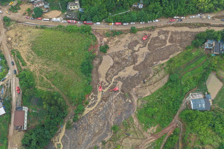 这是2026年5月25日在重庆市永川区茶山竹海街道拍摄的救援现场(无人机照片)。5月23日夜间至24日凌晨,重庆市永川区遭遇今年以来最强特大暴雨袭击,瞬时极端强降雨引发山洪、滑坡与泥石流灾害,多个街道、乡镇受灾严重。汛情发生后,重庆市、永川区两级防汛抗旱应急指挥部迅速启动应急响应,投入各类救援力量。新华社记者 黄伟 摄