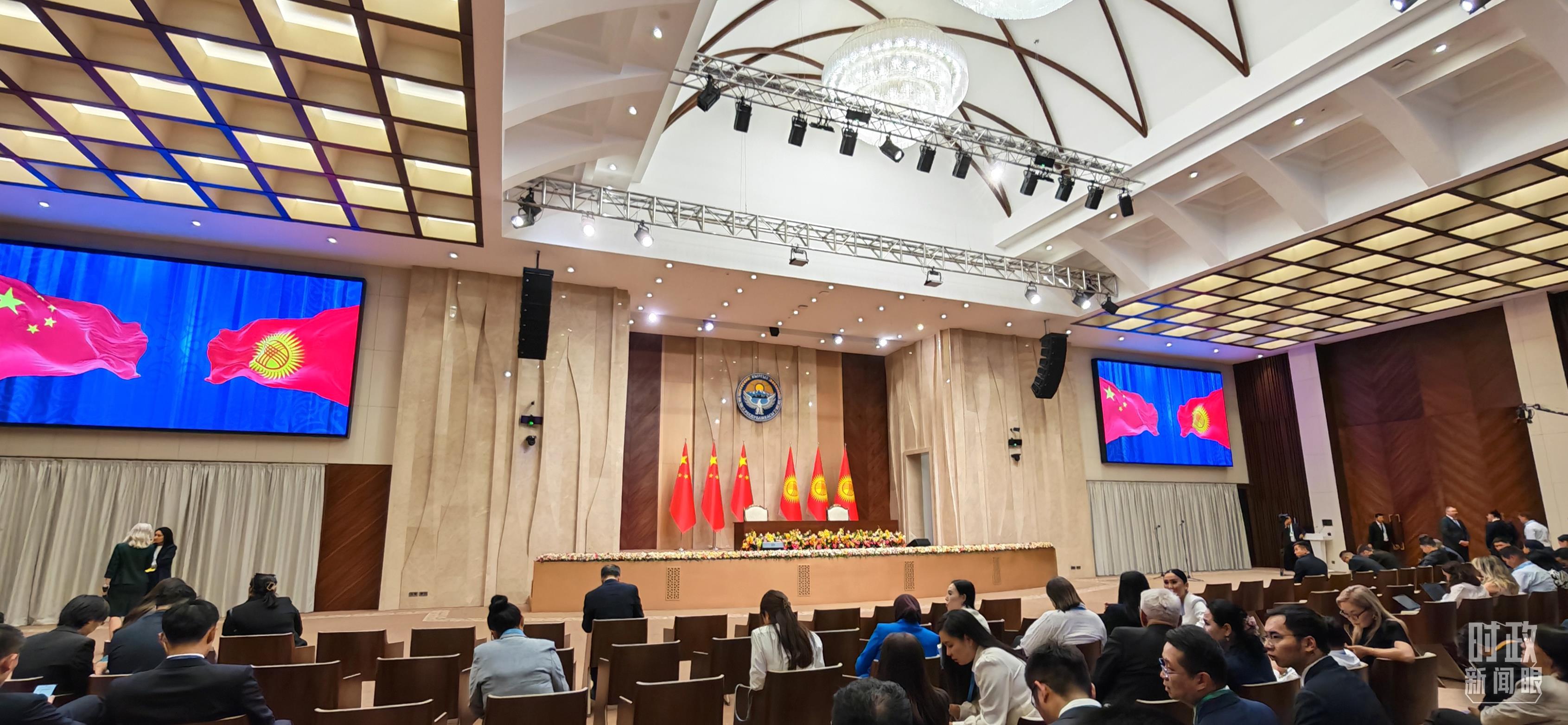 △两国元首签署文件现场。(总台央视记者郭鸿拍摄)