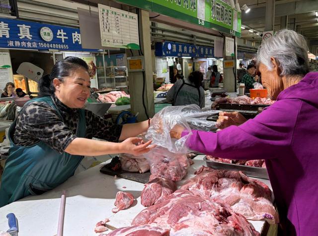 市民在和平市场购买新鲜肉