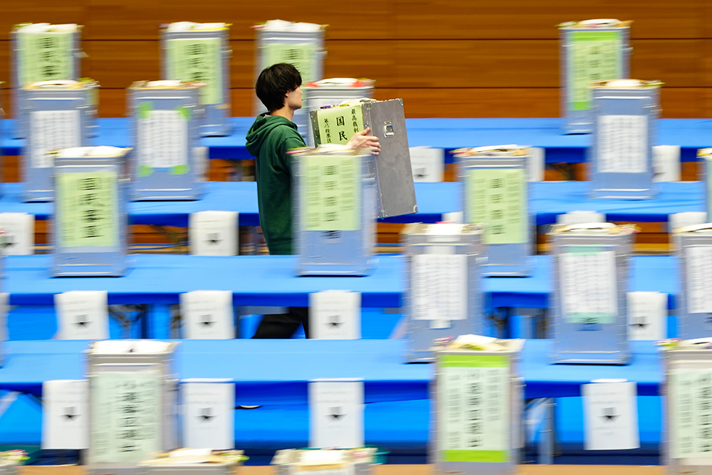 2月8日,在日本东京,工作人员在一处计票站内工作。新华社 图