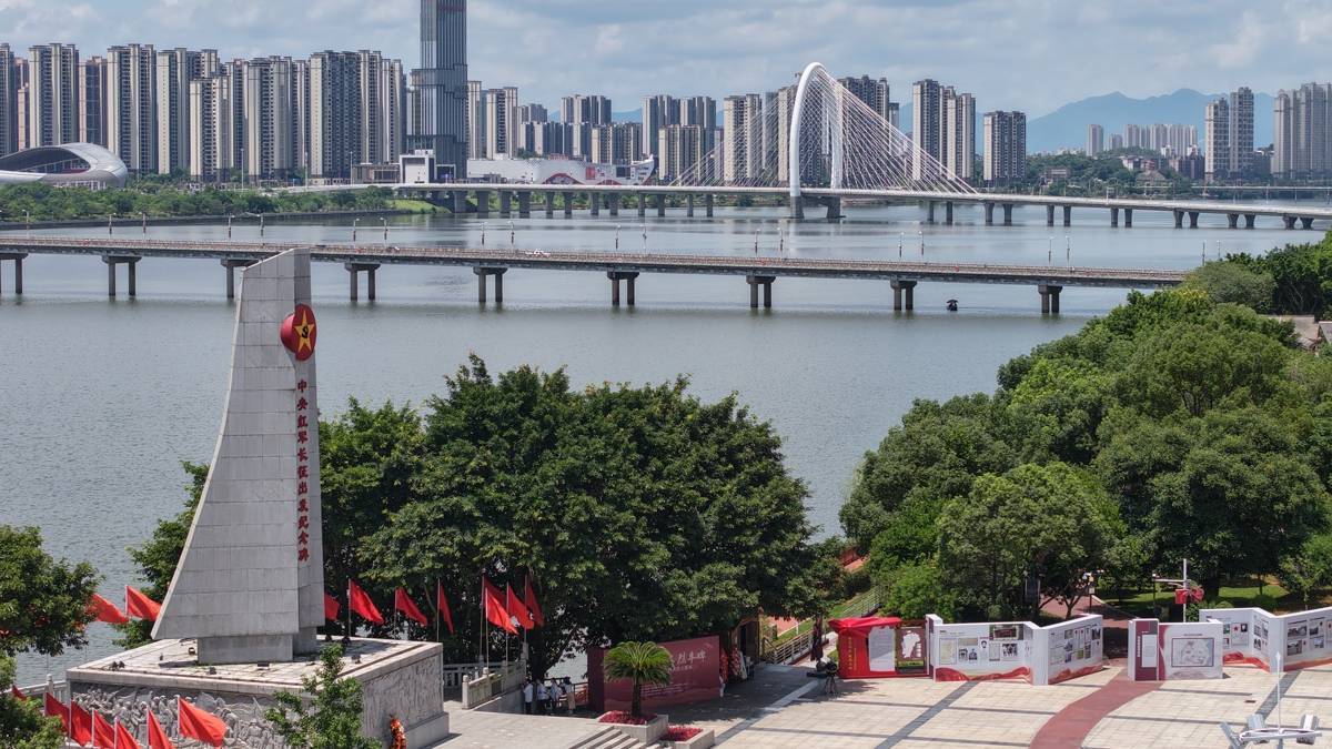江西于都，中央红军长征出发纪念碑与现代大桥同框。