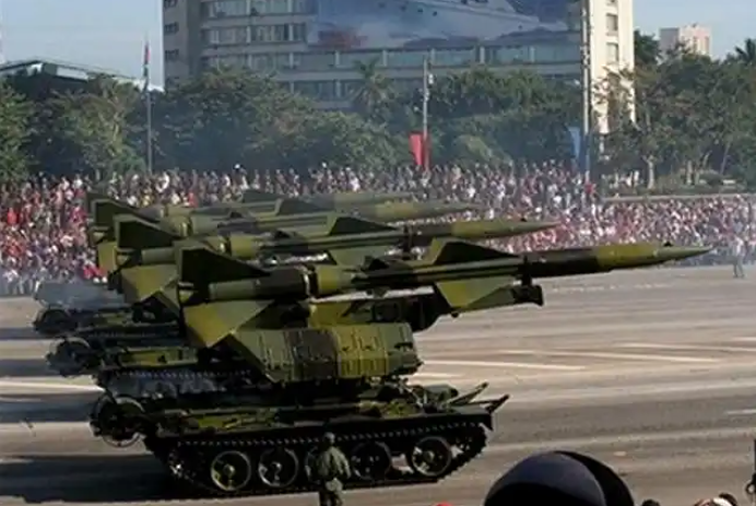 古巴装备的SA-2防空导弹,具备一定的防空能力,但性能已经落后,若美军采用防区外空袭方式持续对古巴进行打击,古巴能够反制的手段很少,但如果战术得当,也有一定的抗击能力,毕竟美国F-117隐身战机也被老旧的苏式防空系统击落过。